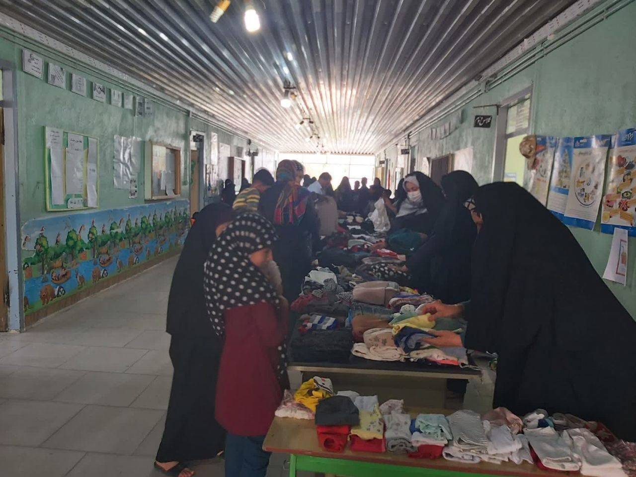 توزیع ۱۲۵۰ دست البسه در راستای کمک به دانش آموزان محروم شهداد