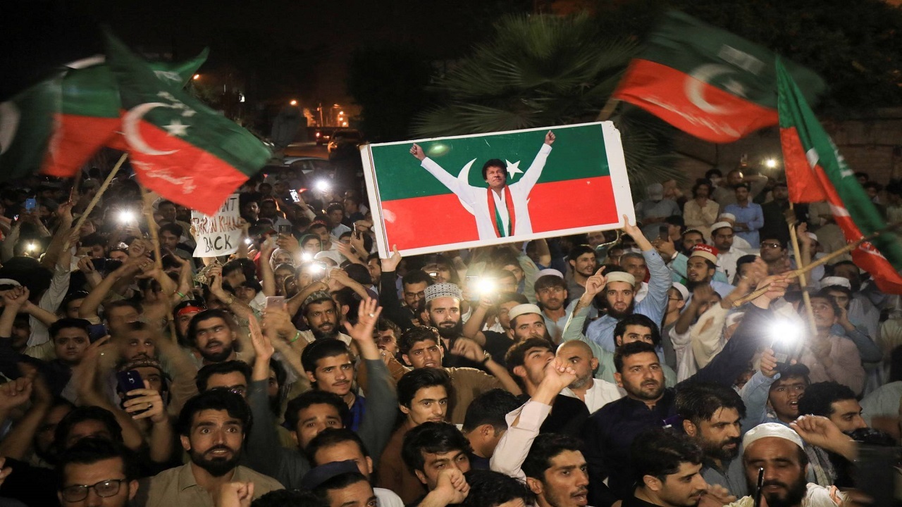 تجمع ده‌ها هزار نفر از طرفداران عمران خان در راولپندی پاکستان