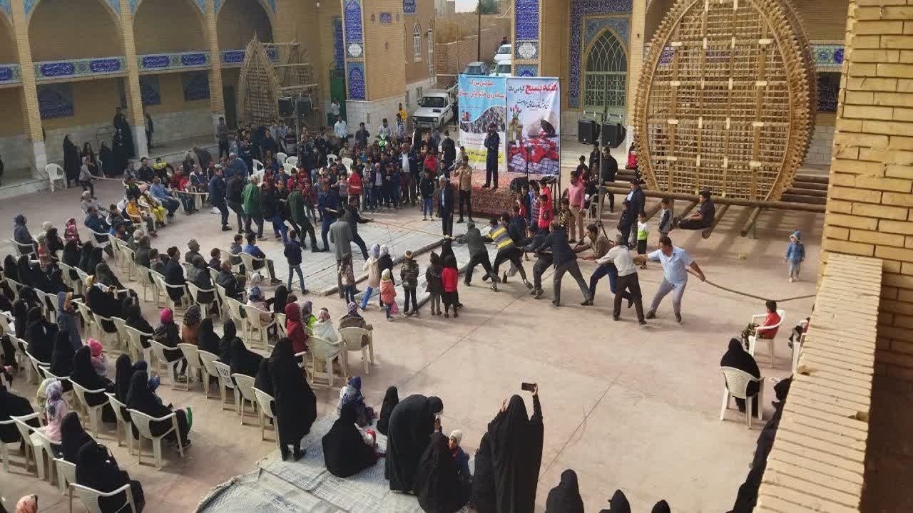 برگزاری همایش پیاده‌روی خانوادگی در رستاق+تصویر