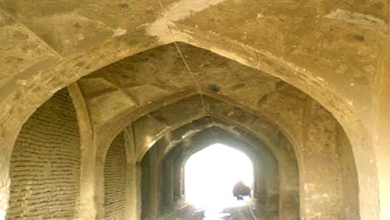 ساباط معتمد لارستان در دست مرمتگران
