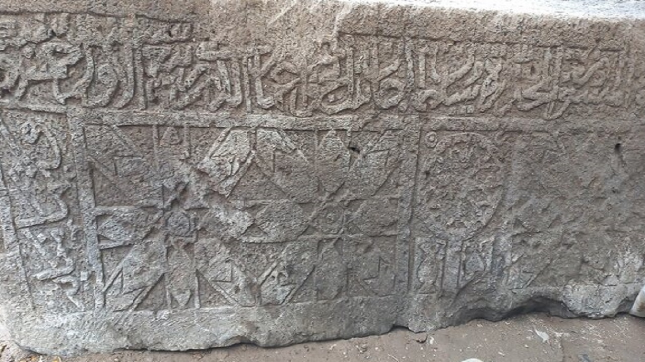 کشف سنگ باستانی حجاری شده در شهرستان سراب