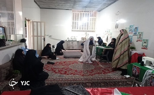 دوخت رایگان چادر به همت بانوان جهادی در پایگاه فاطمیه +تصاویر
