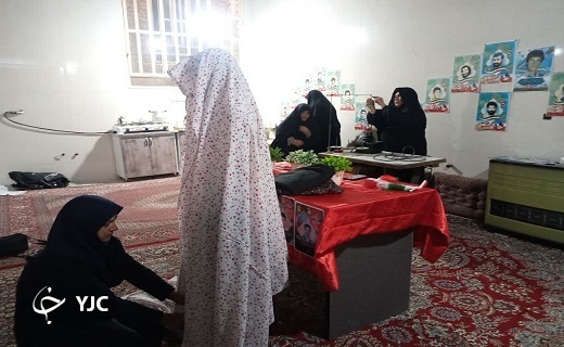 دوخت رایگان چادر به همت بانوان جهادی در پایگاه فاطمیه +تصاویر