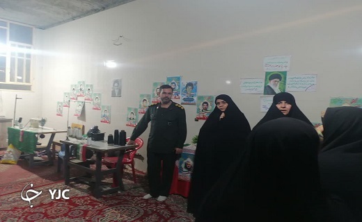 دوخت رایگان چادر به همت بانوان جهادی در پایگاه فاطمیه +تصاویر