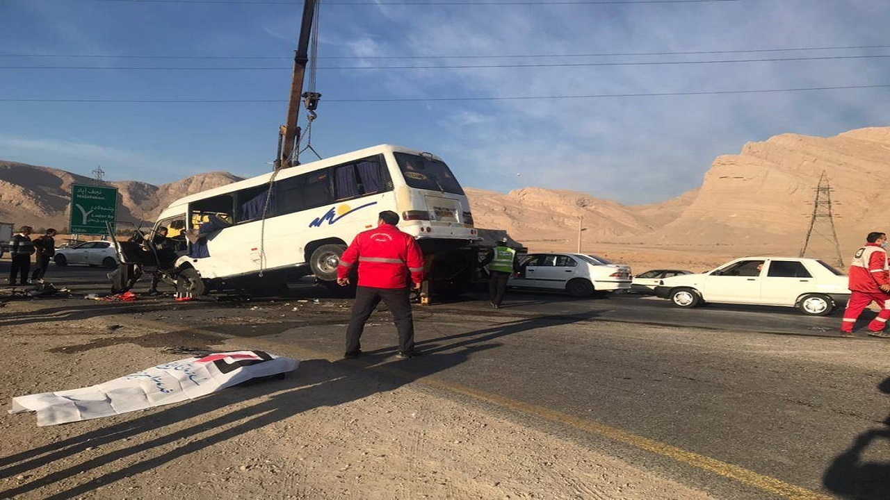 حادثه تصادف در جاده خمینی شهر با ۱۷ مصدوم + تصاویر