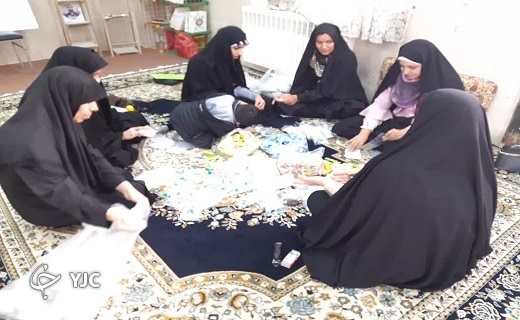 توزیع بسته&zwnj;های فرهنگی با نوشته&zwnj;های حجاب بین دانش اموزان یزدی