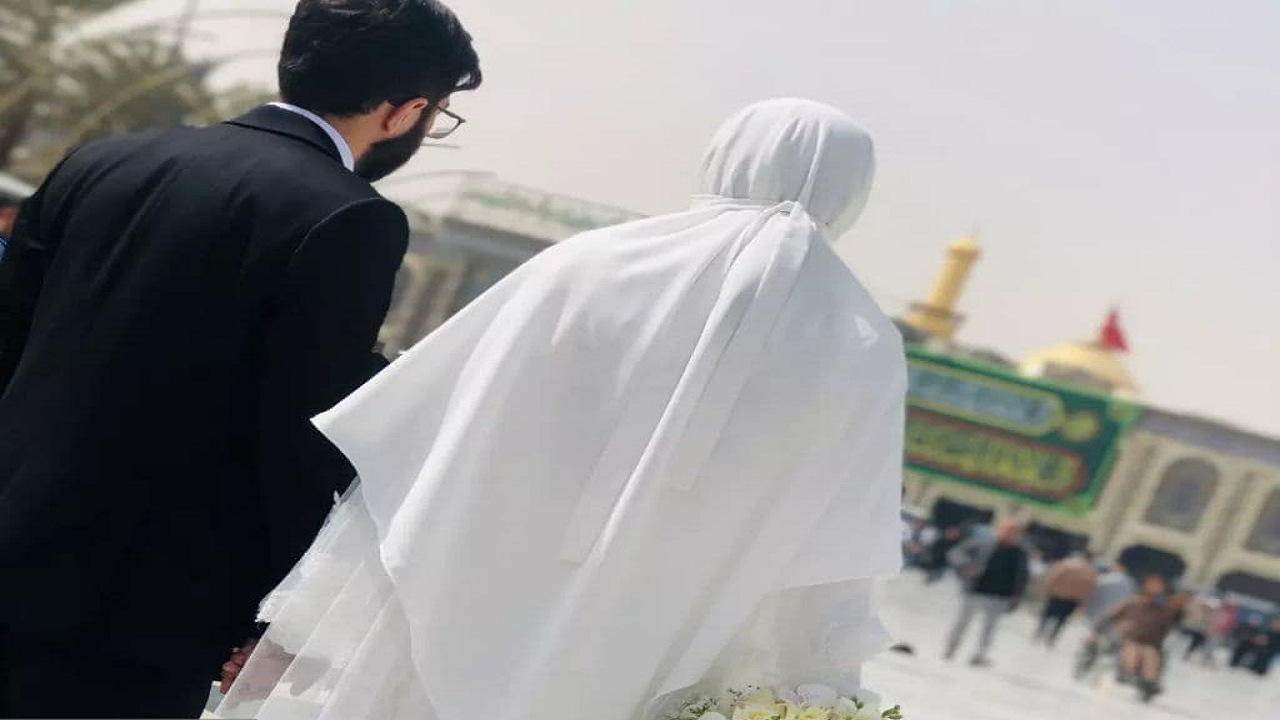 لحظه تحویل سال نو با حضور عروس و داماد در بین الحرمین + فیلم