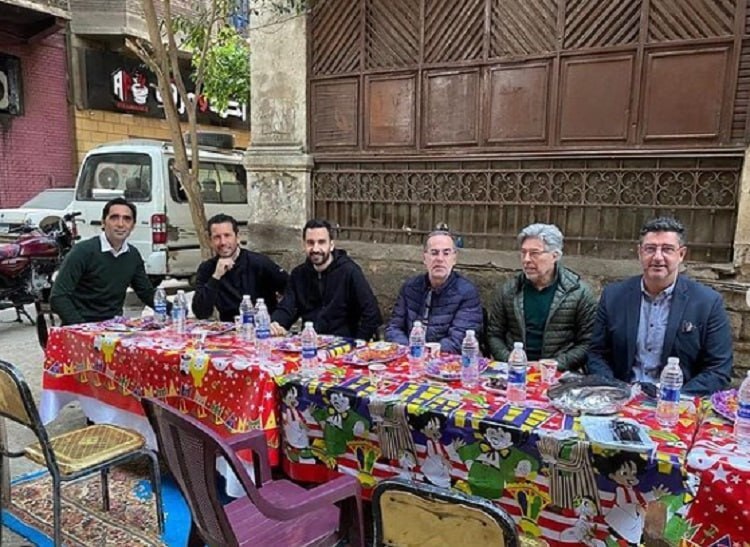 افطاری سرمربی تیم ملی فوتبال مصر در خیابان&zwnj;های قاهره + عکس