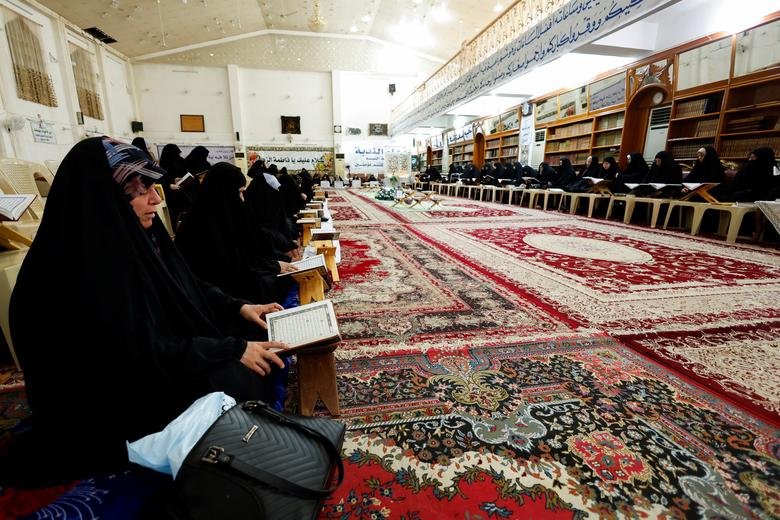 مراسم مناجات زنان و قرائت قرآن در ماه رمضان در عراق
