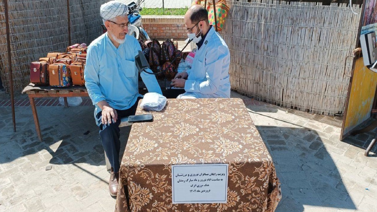 مرزنشینان و مسافران نوروزی با همکاری هنگ مرزی اترک رایگان ویزیت شدند