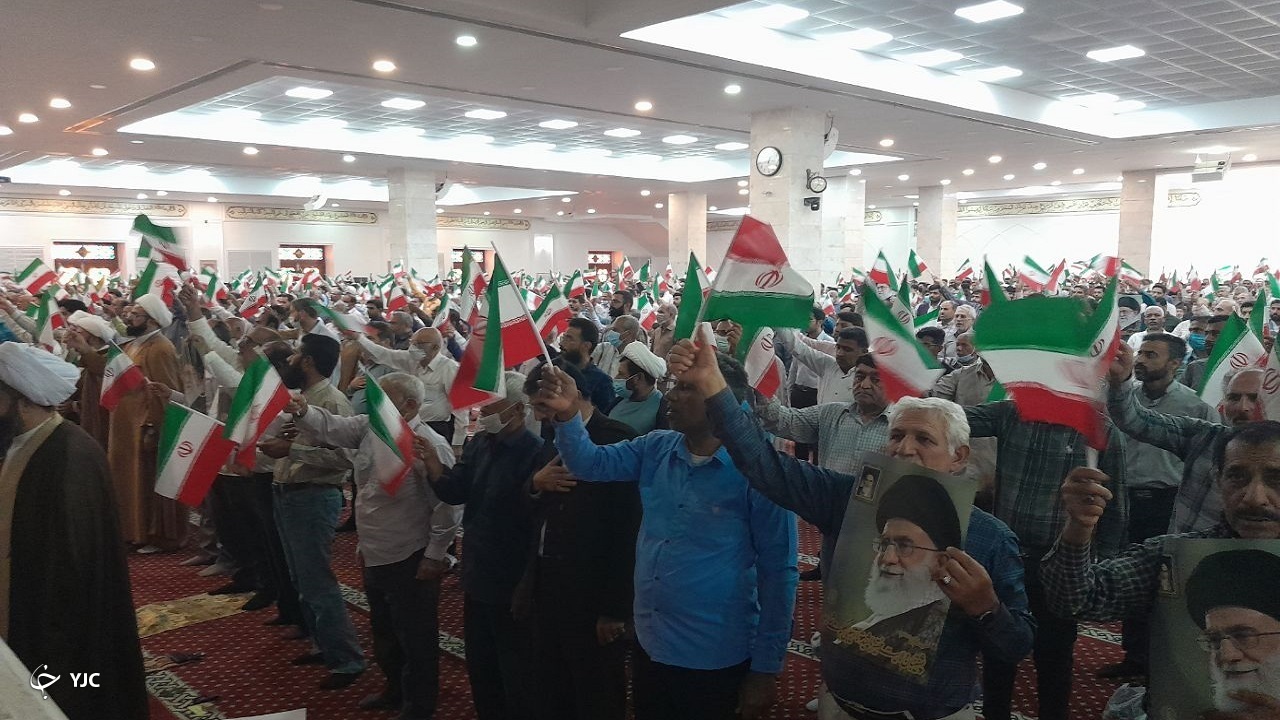 اهتزاز پرچم مقدس جمهوری اسلامی ایران در میعادگاه‌های نماز جمعه هرمزگان + فیلم