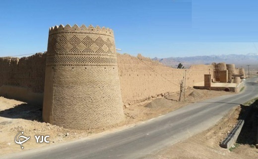 روستایی محصور در قلعه&zwnj; ای گِلی در قم +عکس و فیلم
