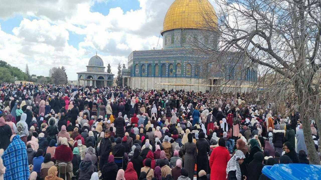 حضور ۲۵۰ هزار فلسطینی در دومین نماز جمعه مسجد الاقصی در ماه رمضان+ تصاویر