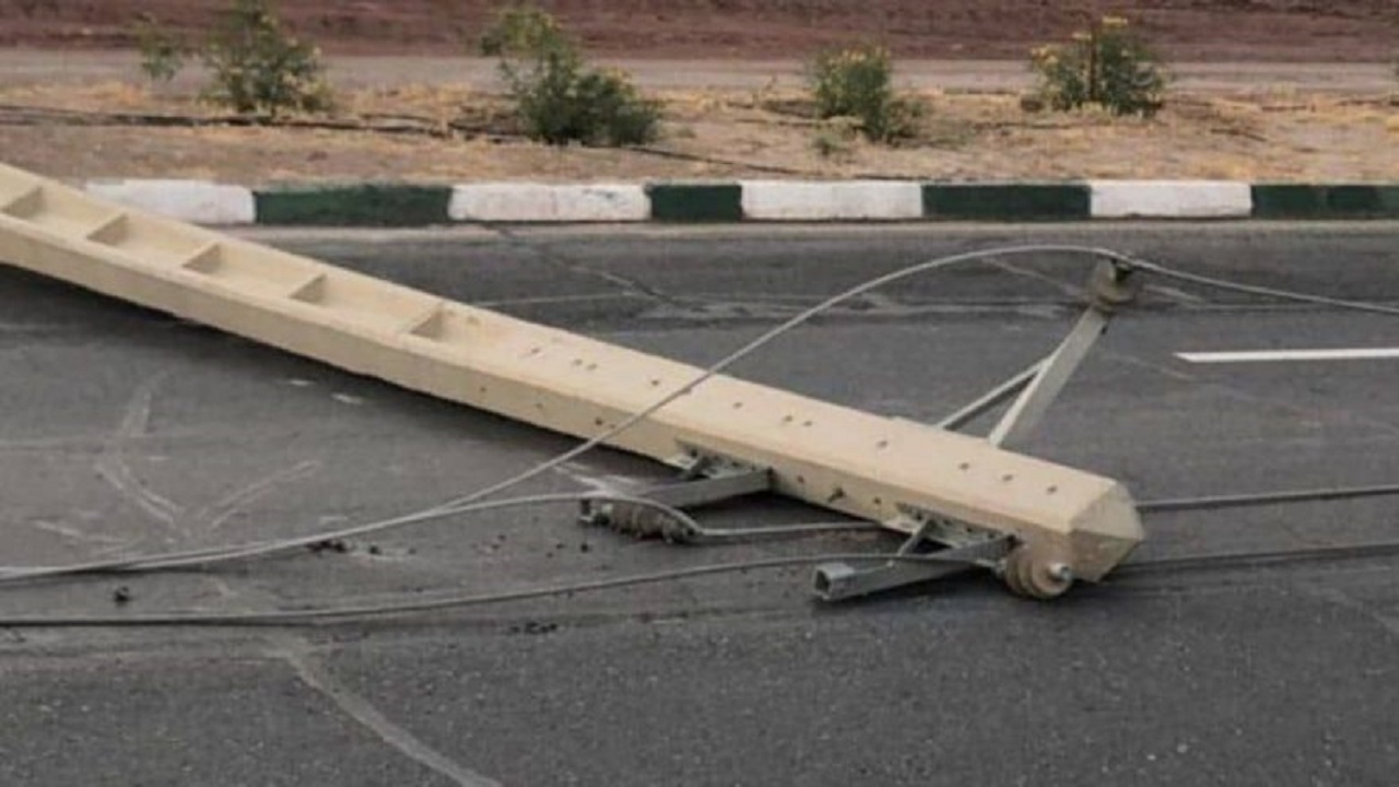 فرو ریختن ۷ تیر برق در اثر برخورد خودرو سواری در اهواز