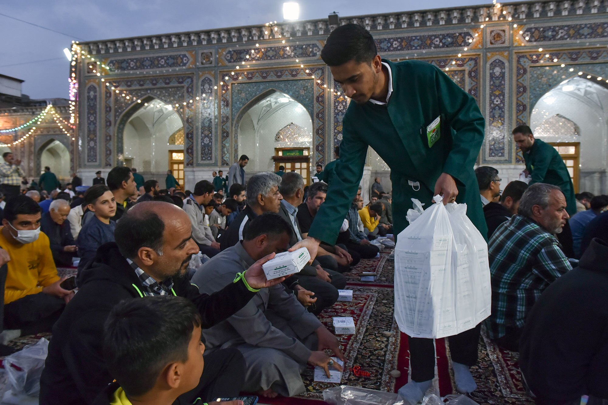 زیارت امام هشتم(ع) به صرف یک افطاری ساده