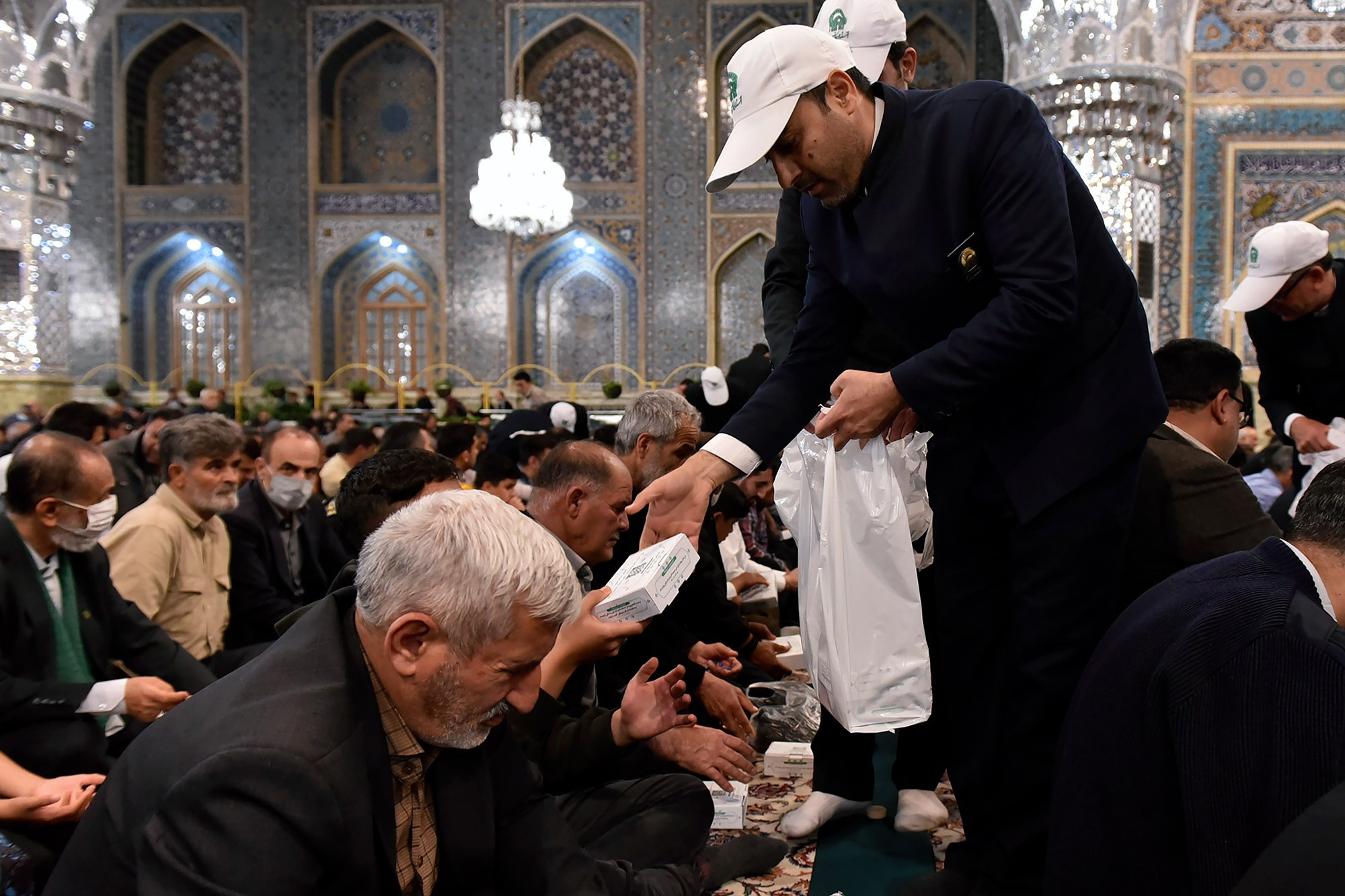 زیارت امام هشتم(ع) به صرف یک افطاری ساده