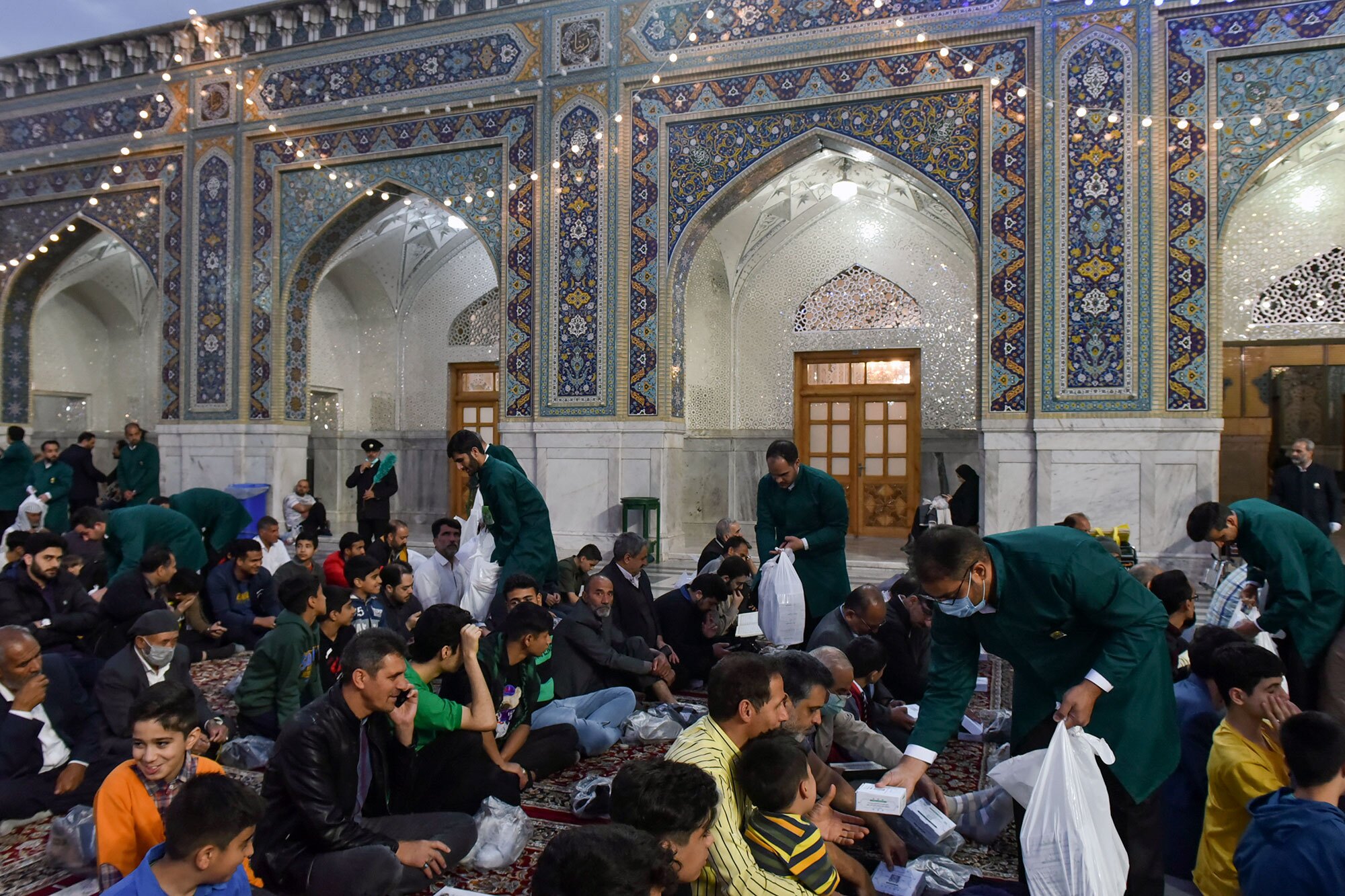 زیارت امام هشتم(ع) به صرف یک افطاری ساده