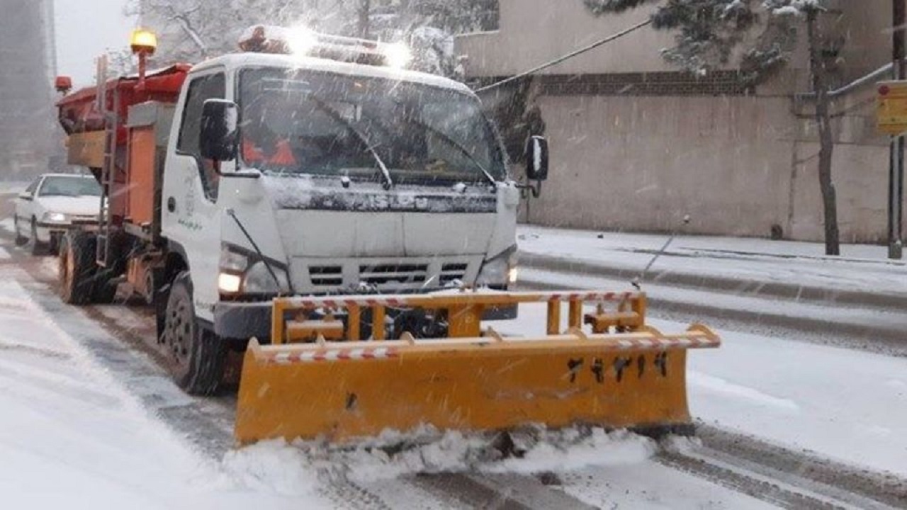فیلمی از بارش برف و برفروبی در محور نورآباد_نهاوند