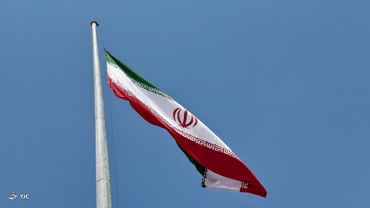 اهتزاز پرچم مقدس جمهوری اسلامی ایران در ساحل خلیج فارس + فیلم