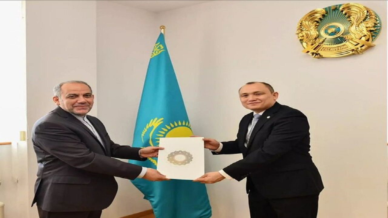 تقدیم رونوشت استوارنامه سفیر جدید کشورمان در قزاقستان به معاون وزارت خارجه این کشور