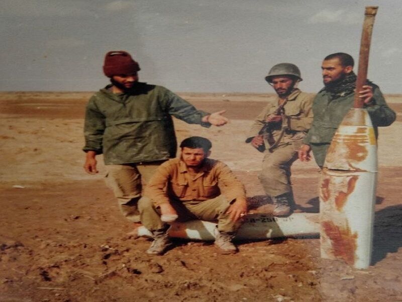 رزمندگان در کنار بمب شیمیایی