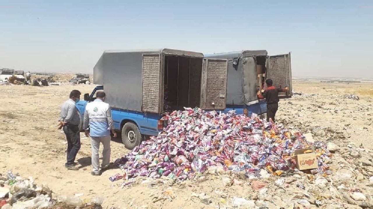 بیش از ۱۰ تن موادغذایی فاسد در چابهار جمع‌آوری و امحا شد