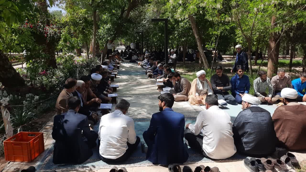جمع خوانی قرآن کریم در باغ گلشن طبس + تصاویر