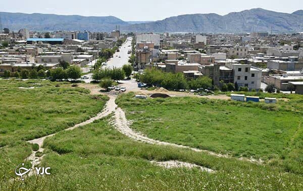 جاده بر روی تل باستانی نورآباد ممسنی