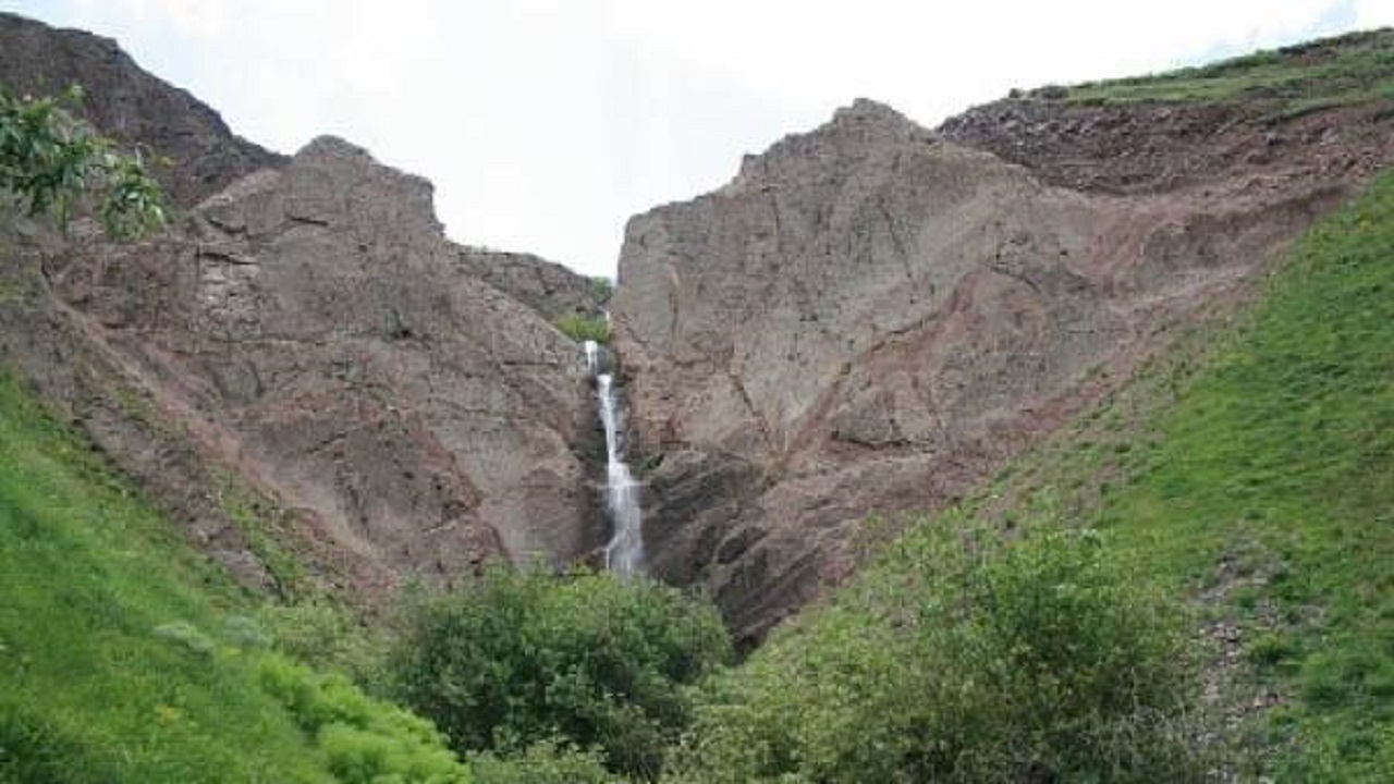 خودنمایی آبشاری در دل کوه‌های روستای آسکان طالقان + فیلم