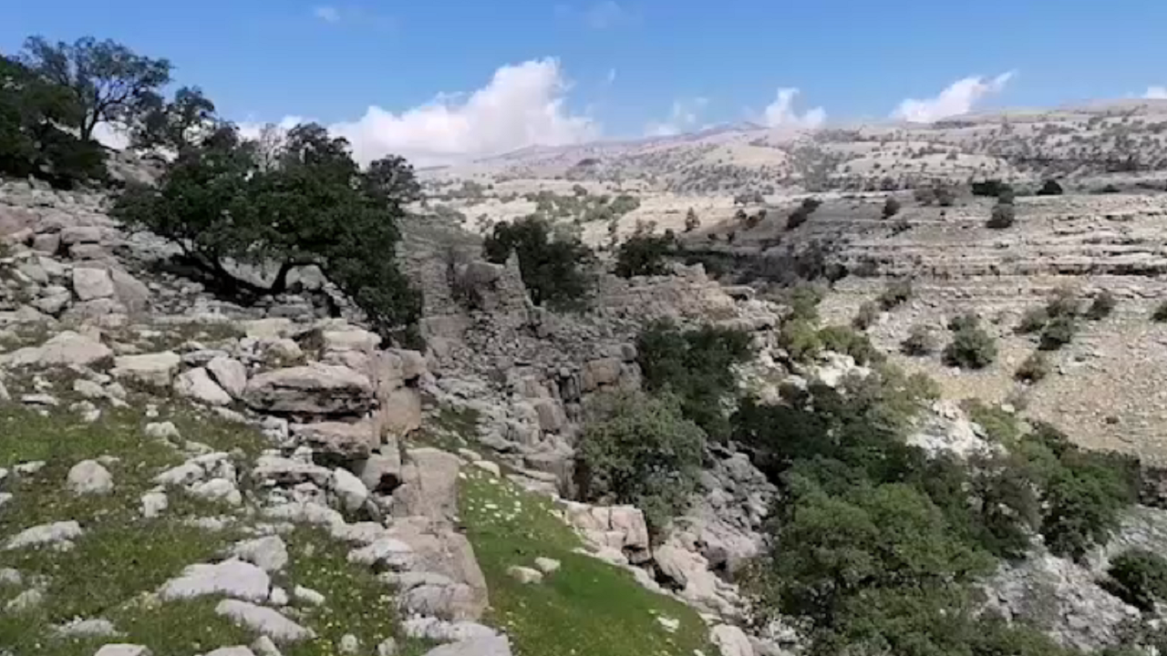 فیلمی از طبیعت بهاری قلعه سنگی روستای باریک آب اندیمشک