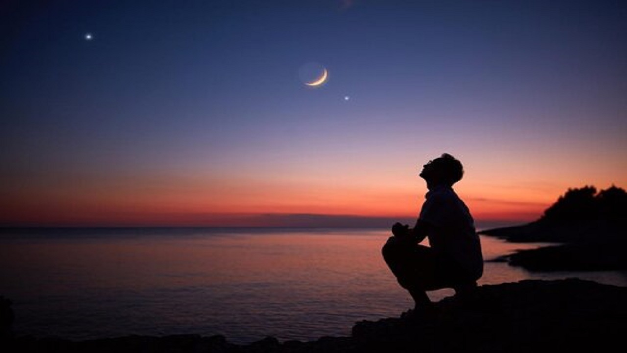 زمین دارای چند ماه است؟