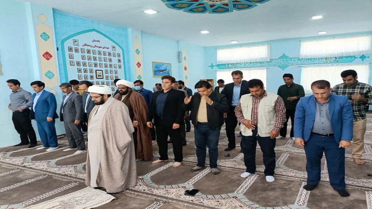 اقامه نماز وحدت بخش ادارات رومشکان در ماه مهمانی خدا + تصاویر