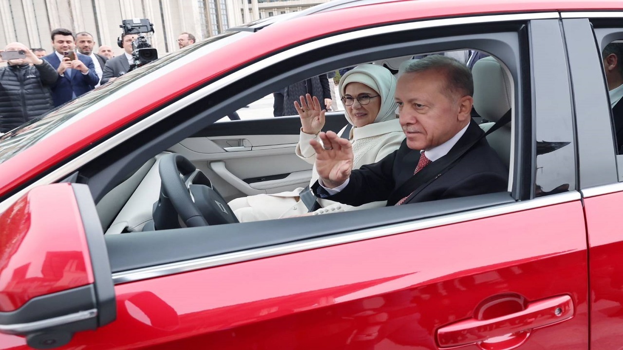 اردوغان سوار بر خودروی برقی ساخت ترکیه+ فیلم و تصاویر