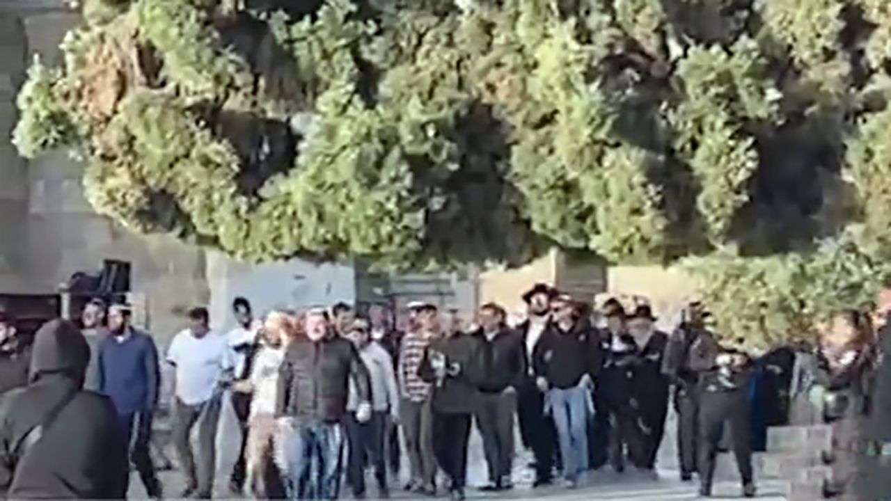 بالا گرفتن درگیری بین صهیونیست‌ها و نمازگزاران در مسجد الاقصی + فیلم