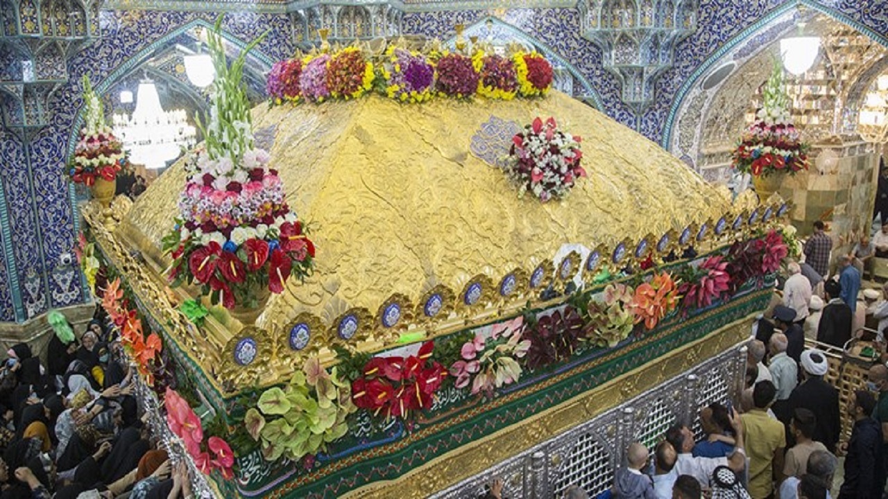 گل‌ آرایی ضریح حرم حضرت معصومه (س) به مناسبت میلاد کریم اهل بیت(ع)+فیلم