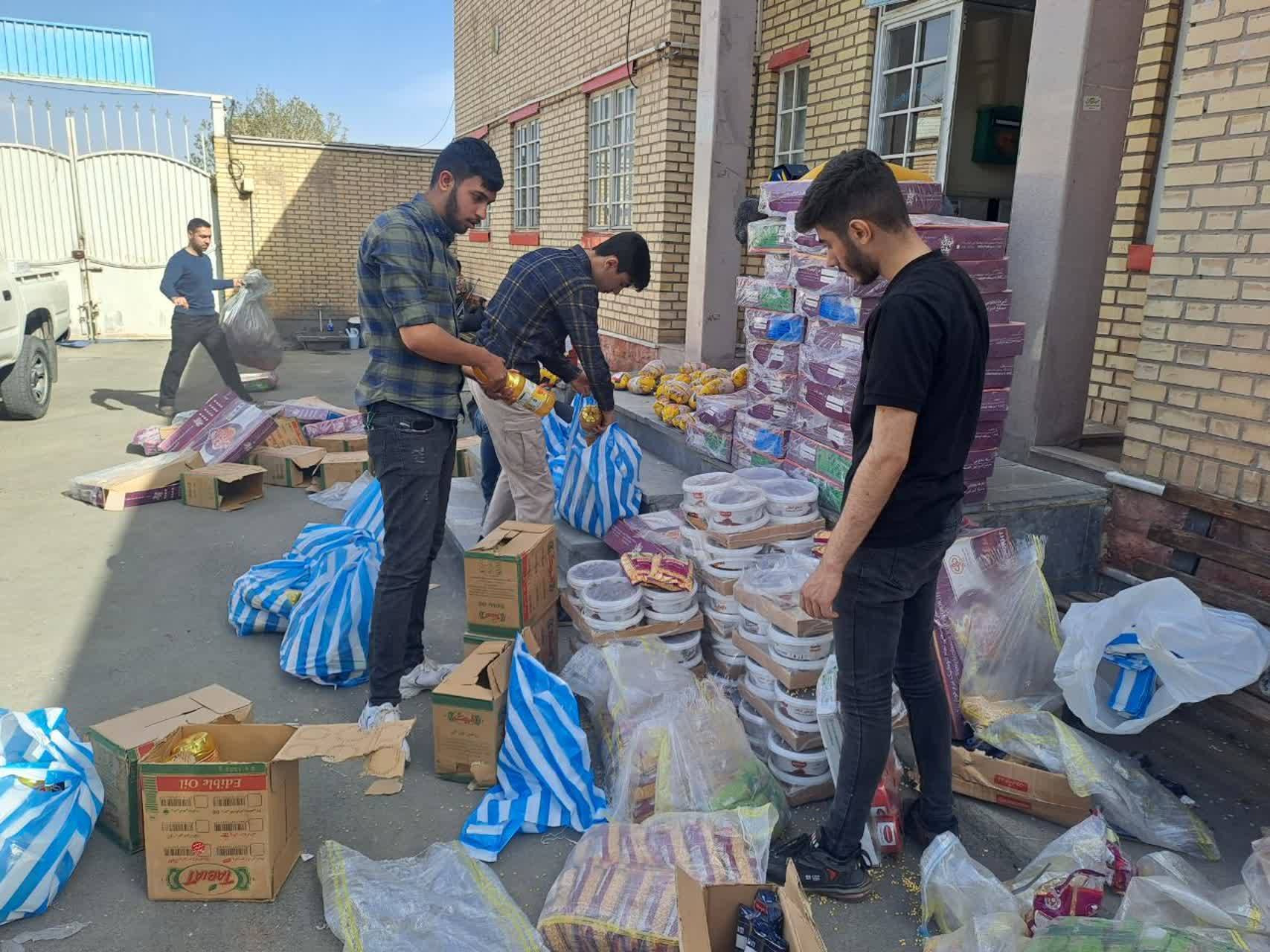 توزیع ۲۰۰ بسته معیشتی بین نیازمندان خوی در ماه ضیافت الهی + تصاویر