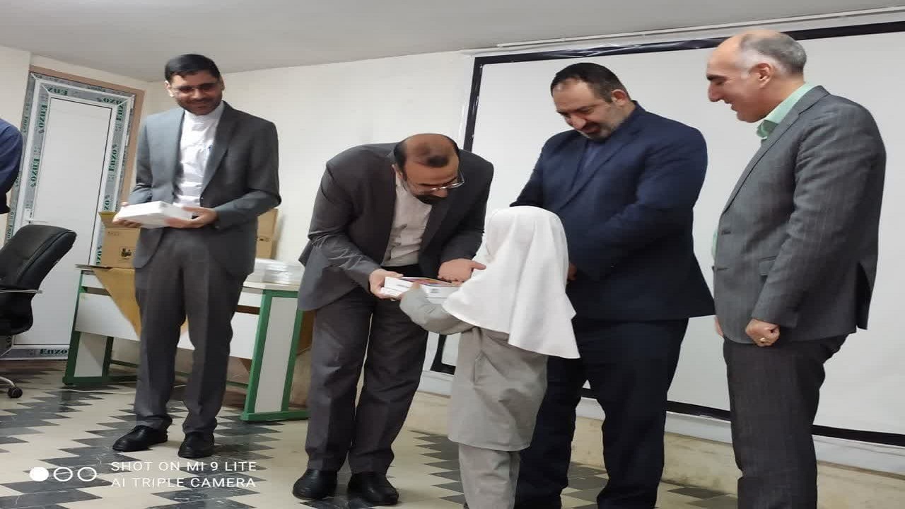 اهدای ۲۰ تبلت به دانش آموزان استثنایی اتباع خارجی
