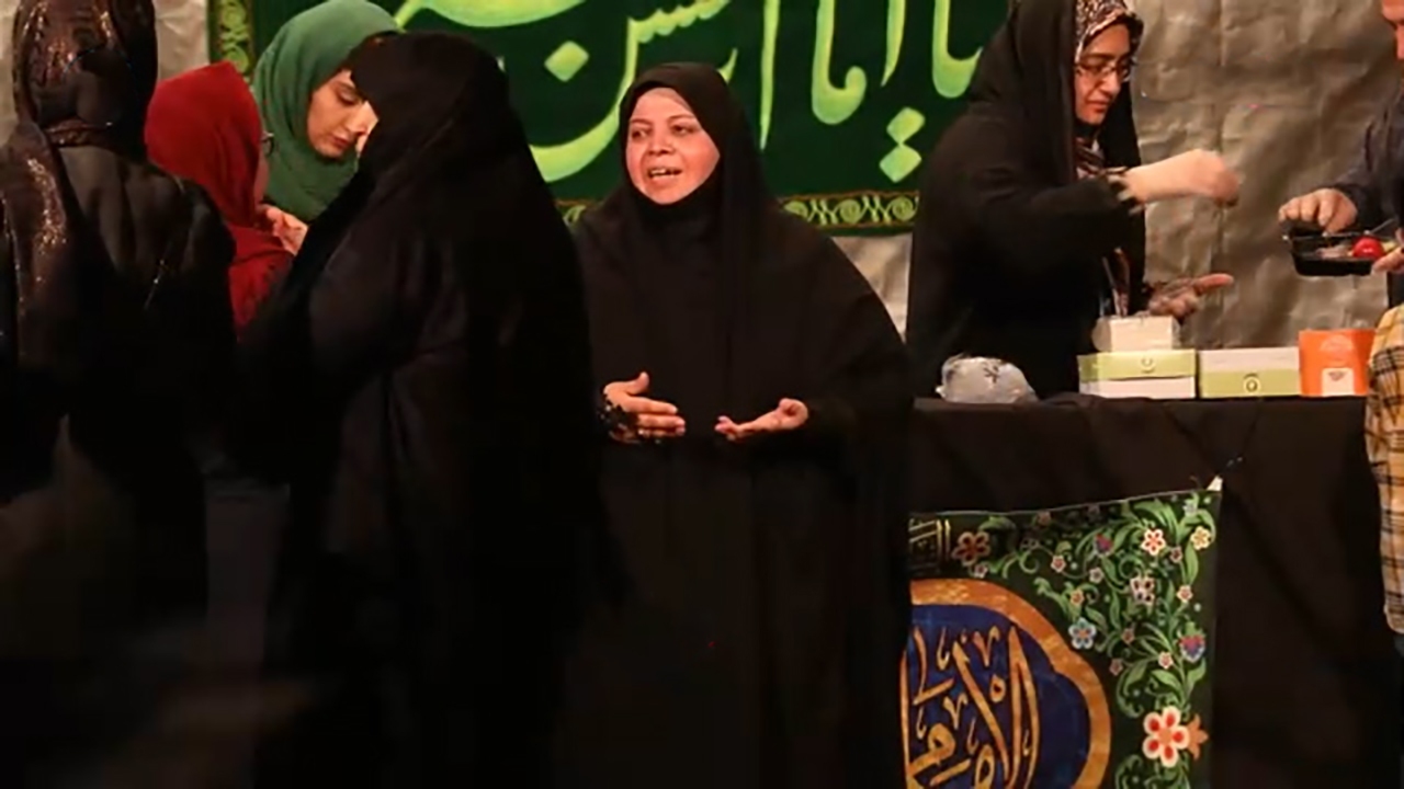 بغض مادر شهید در کنار عکس فرزندش + فیلم