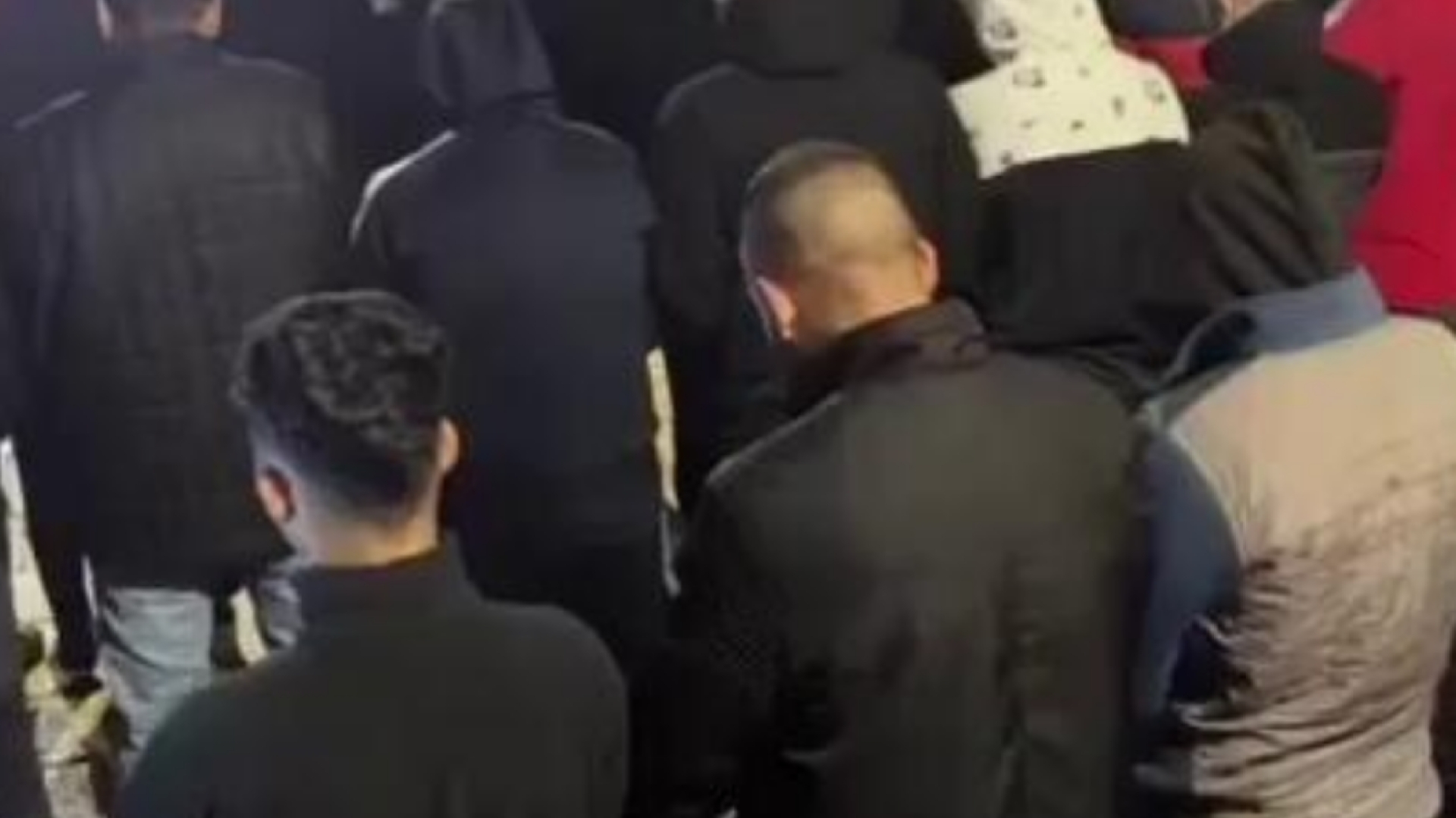 اقامه نماز صبح فلسطینی‌ها در خیابان‌ها + فیلم