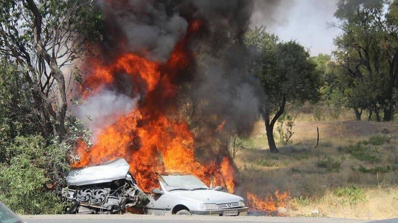 آتش سوزی خودرو ۲ قربانی گرفت