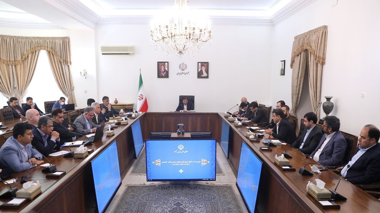 باید چسبندگی اقتصاد کشور به دلار را کاهش دهیم