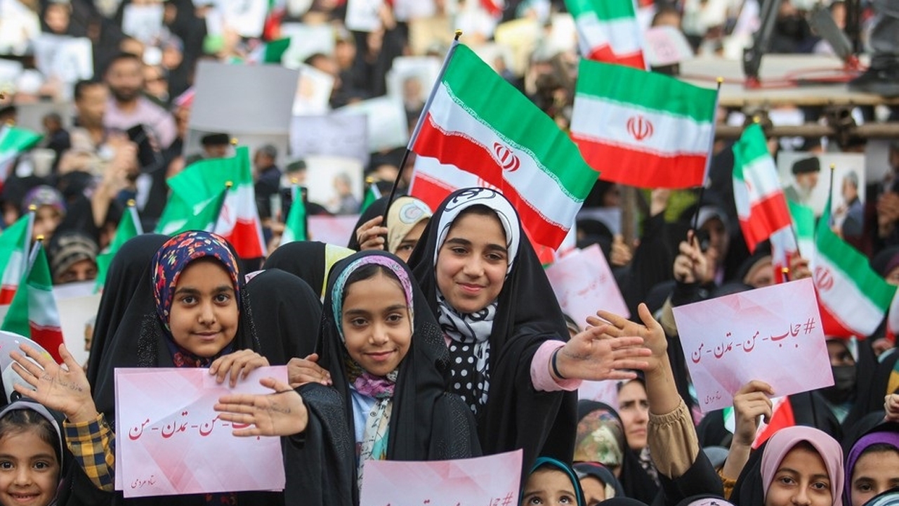 کشف حجاب، حرام شرعی و سیاسی است