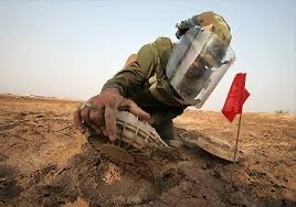 ایران بیش از ۳۷۷ هزار مهاجر افغانستانی را با خطرات مین آشنا کرد