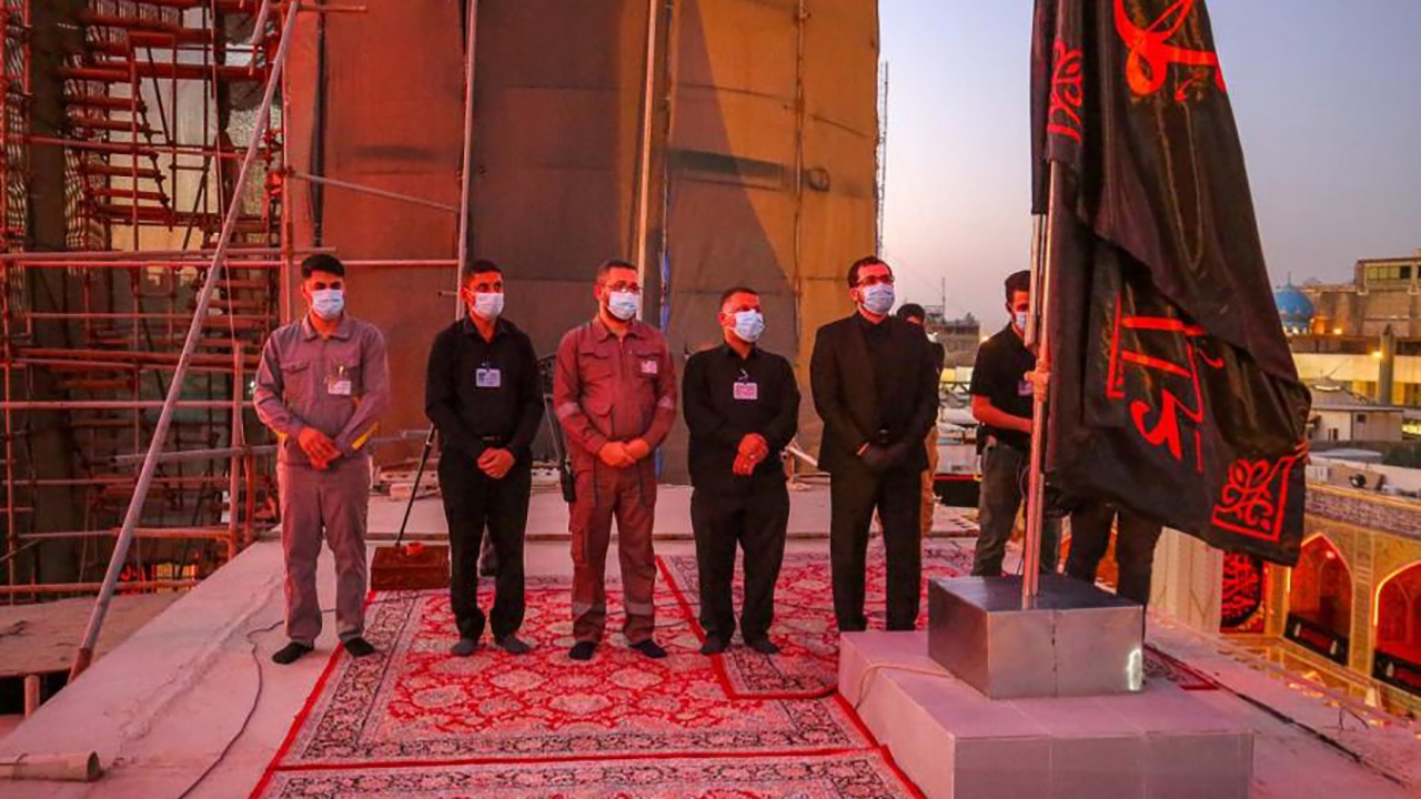 برافراشتن پرچم عزا در حرم امام علی (ع) + فیلم