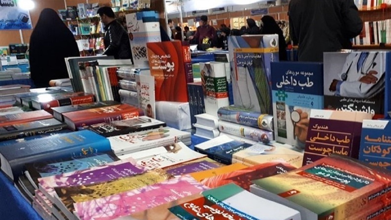 برپایی نمایشگاه کتاب در جوار آرامگاه شاعر نامی ایران + تصاویر