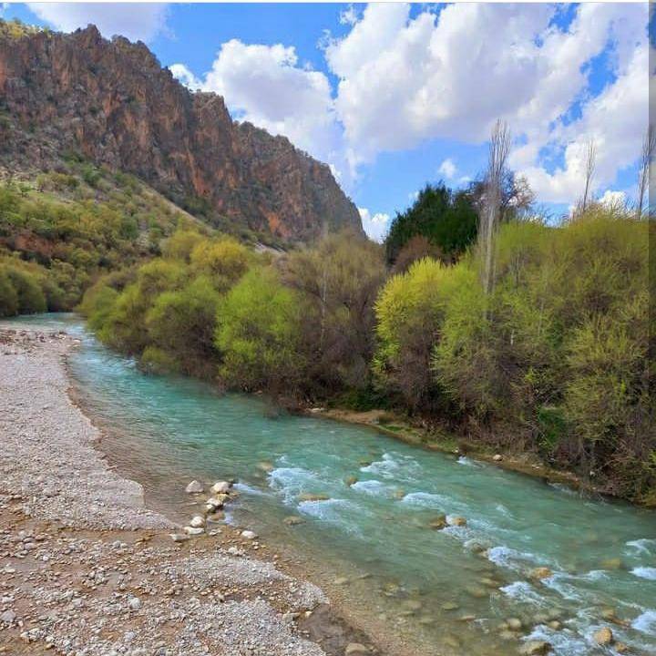 رودخانه جاری