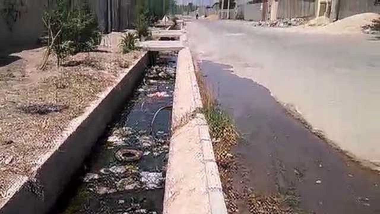 رنجش اهالی خیابان مرادقلی زاهدان از وضعیت نامناسب جوی آب + فیلم