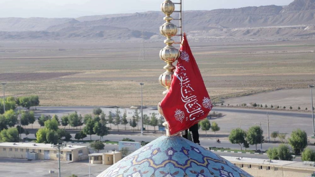 راز اهتزاز پرچم سرخ بر فراز گنبد فیروزه ای مسجد مقدس جمکران+فیلم