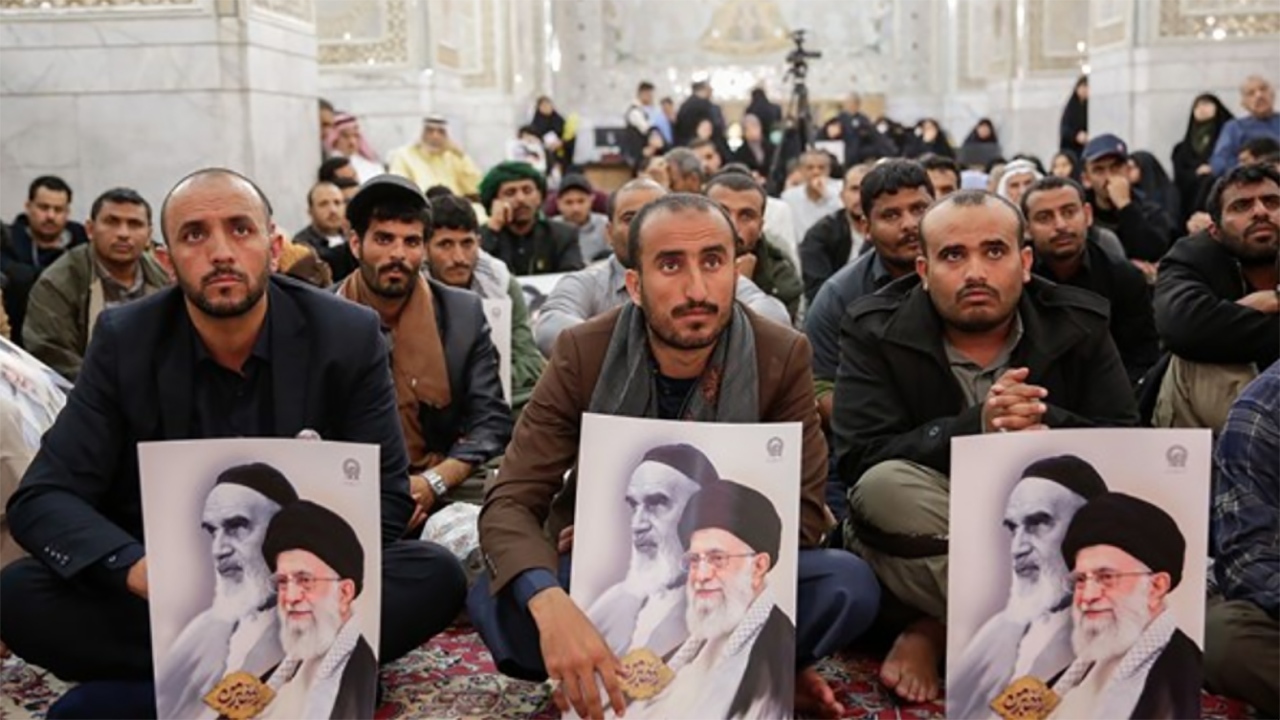 زائران غیرایرانی حرم امام رضا (ع) در انتظار دیدار رهبر انقلاب + فیلم