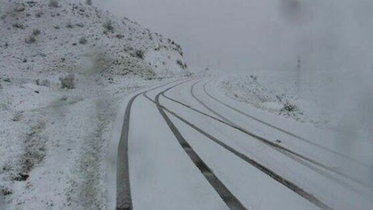 جاده‌های کوهستانی گلستان برفی و لغزنده است